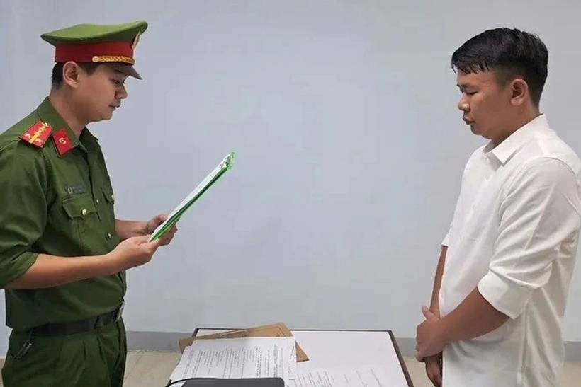 Đối tượng Hà Công Tài tại cơ quan công an. Ảnh: Dân trí