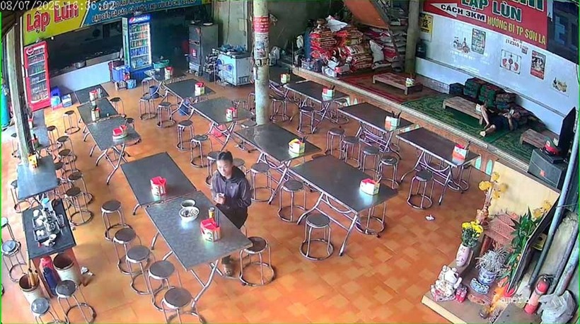 Đối tượng Lê Văn Thiệu tại quán ăn cách nơi gây án khoảng 10km. Ảnh: Công an tỉnh Sơn La