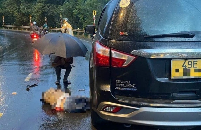 Cú va chạm mạnh khiến T tử vong tại chỗ, nạn nhân K bị thương nặng. Ảnh: Báo Người lao động.