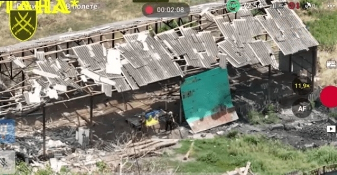 Ukraine công bố hình ảnh binh sĩ giương cờ ở khu vực Nga từng tuyên bố kiểm soát. Ảnh: Kyiv Independent