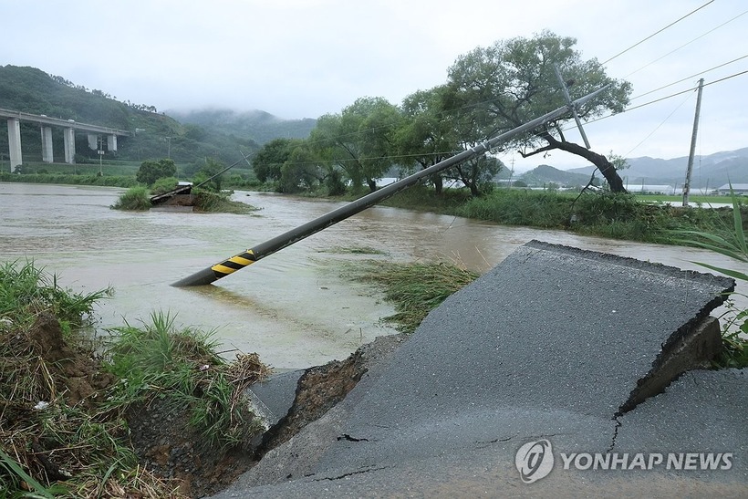 Hàn Quốc chật vật vì mưa lũ kỷ lục: Cảnh báo sạt lở lên mức cao nhất, hàng nghìn người phải sơ tán - 12