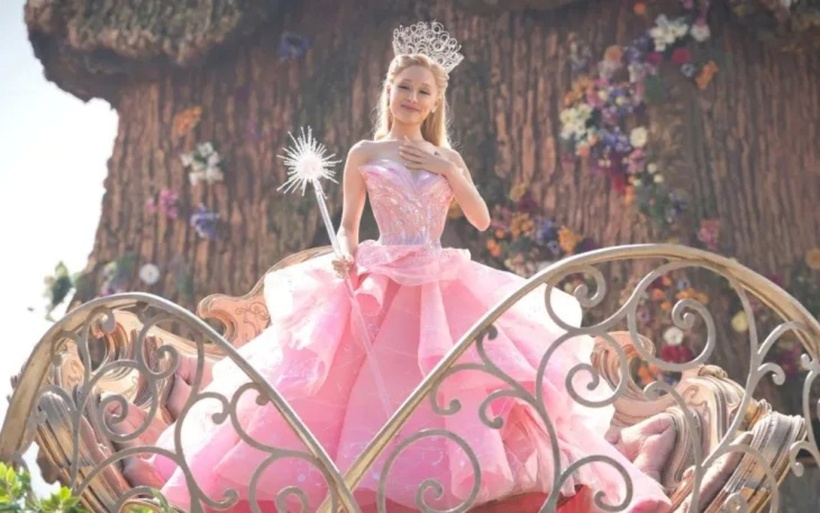 Nữ ca sĩ Ariana Grande trong bộ phim "Wicked". Ảnh: Universal