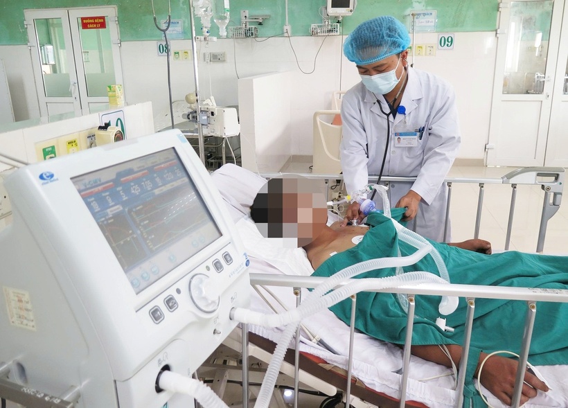 Bệnh nhân đang được theo dõi và điều trị tại Khoa Hồi sức tích cực - Chống độc, Bệnh viện Đa khoa tỉnh Quảng Ngãi 2. Ảnh: VietNamNet.