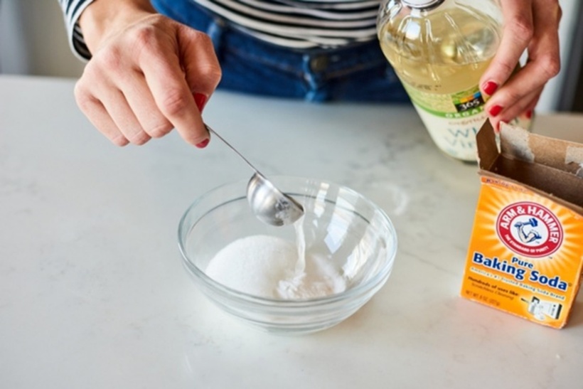 Giấm và baking soda đều là những chất tẩy rửa tốt, dễ tìm và đặc biệt có giá thành rất rẻ. Ảnh minh họa.