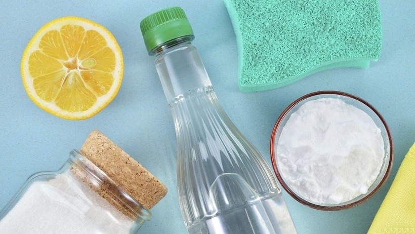 aking soda giúp chà sạch và khử mùi, trong khi giấm sẽ loại bỏ cặn vôi và vết ố vàng.  Ảnh minh họa.