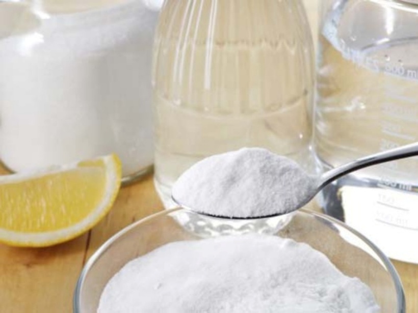 Baking soda giúp hút ẩm, khử mùi và hấp thụ vết bẩn. Giấm giúp phá vỡ các liên kết của vết bẩn và loại bỏ mùi.  Ảnh minh họa.