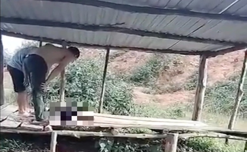 Sau khoảng 1 giờ đồng hồ xảy ra vụ việc, cơ quan chức năng và người dân đã tìm thấy cháu bé bị đuối nước dưới đập thủy lợi. (Ảnh: Thanh niên)