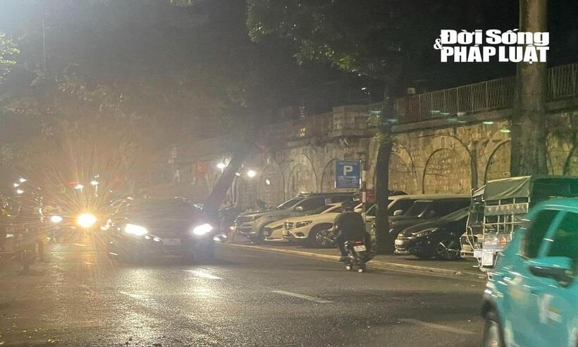 Một xe máy vi phạm quay đầu bỏ chạy khi thấy lực lượng CSGT.