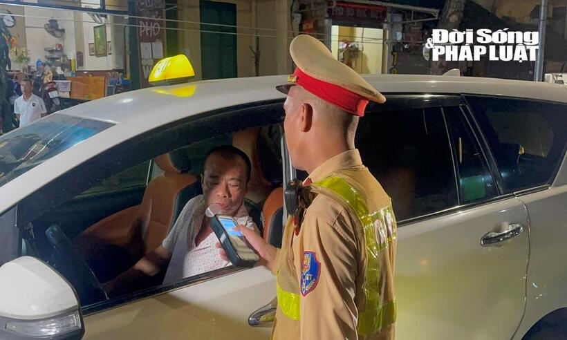 Các tài xế lái điều khiển xe ô tô chấp hành nghiêm chỉnh.