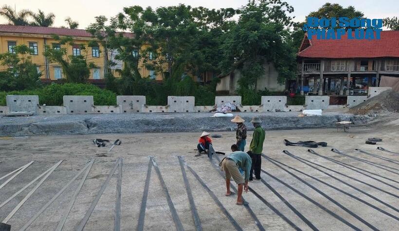 Công nhân thi công hoàn thiện các hạng mục bổ sung