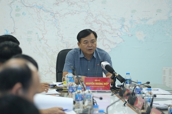 Thứ trưởng Bộ Nông nghiệp và Môi trường Nguyễn Hoàng Hiệp chủ trì họp ứng phó bão Wipha. Ảnh: Tuổi trẻ