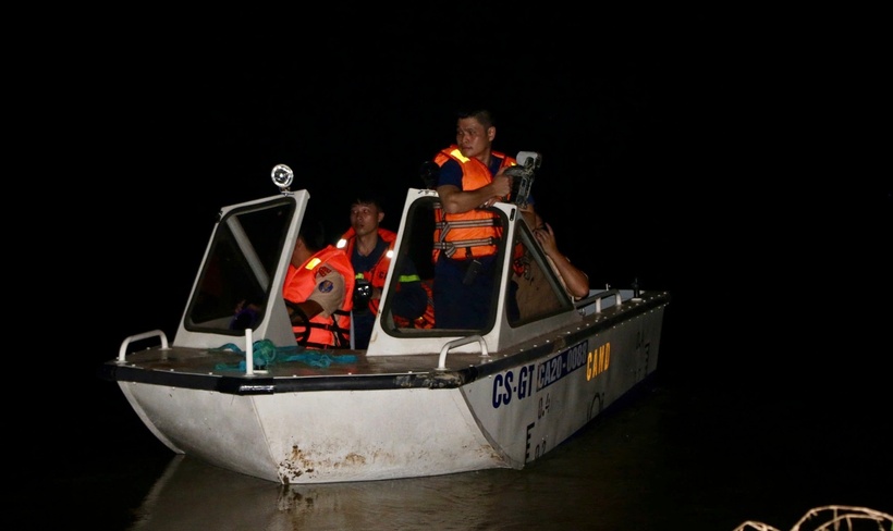 Lực lượng chức năng vẫn tìm kiếm xuyên đêm nhưng chưa có kết quả. (Ảnh: VietnamNet)