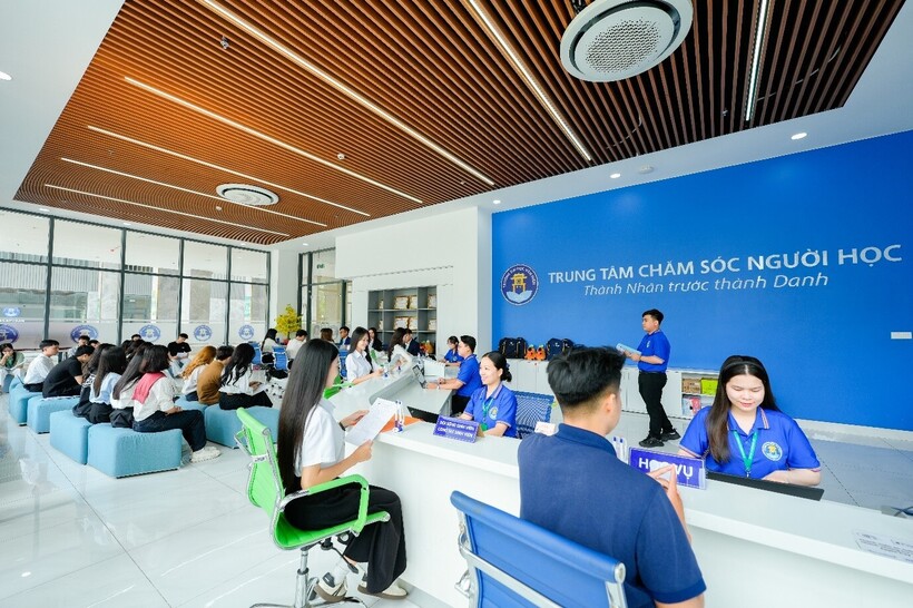 Đông đảo thí sinh đến Trường để đăng ký dự tuyển và tham gia chương trình myU