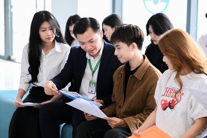 Đội ngũ tư vấn luôn sẵn sàng đồng hành giải đáp thắc mắc về quy chế tuyển sinh, tư vấn, định hướng ngành nghề theo năng lực thí sinh