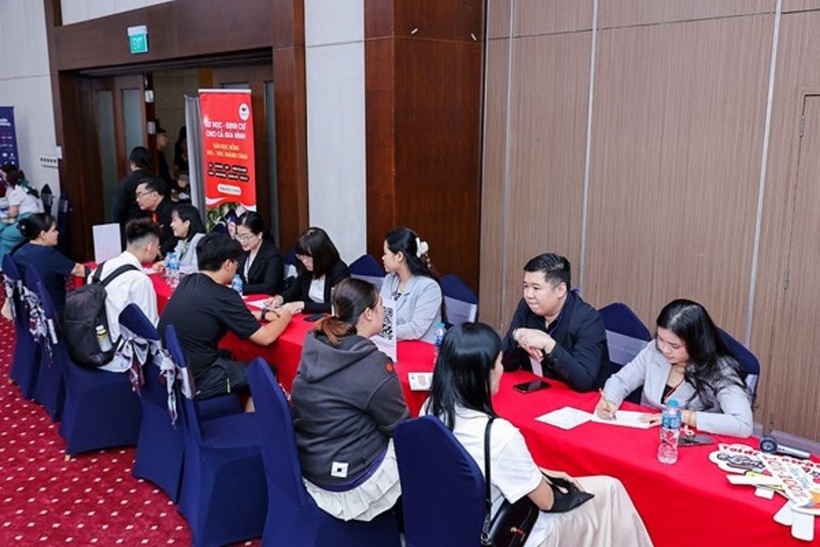 Phụ huynh, học sinh nhận tư vấn du học trực tiếp tại quầy StudyLink. Ảnh StudyLink