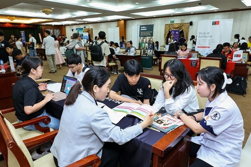 Đại diện trường Đại học Curtin (Australia) tư vấn cho học sinh Việt tại sự kiện của StudyLink. Ảnh StudyLink