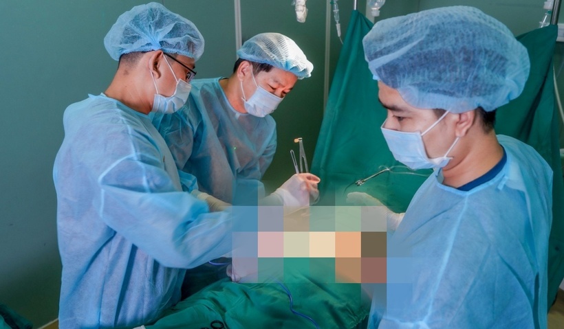 Bệnh nhân được các bác sĩ điều trị khi tiêm filler không rõ nguồn gốc vào vòng ba. Ảnh: Tuổi trẻ Online