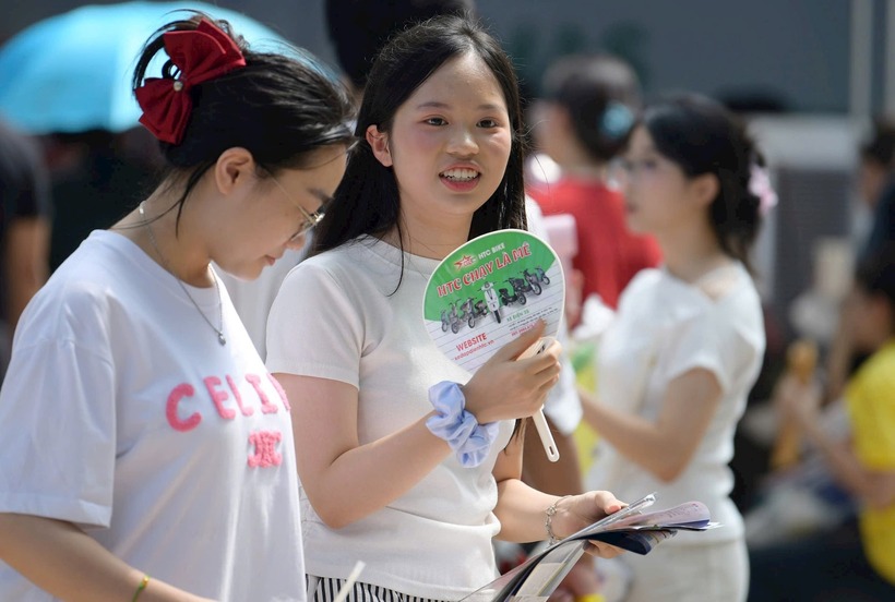 Thí sinh tới dự Ngày hội lựa chọn nguyện vọng xét tuyển 2025. (Ảnh: Đại đoàn kết)
