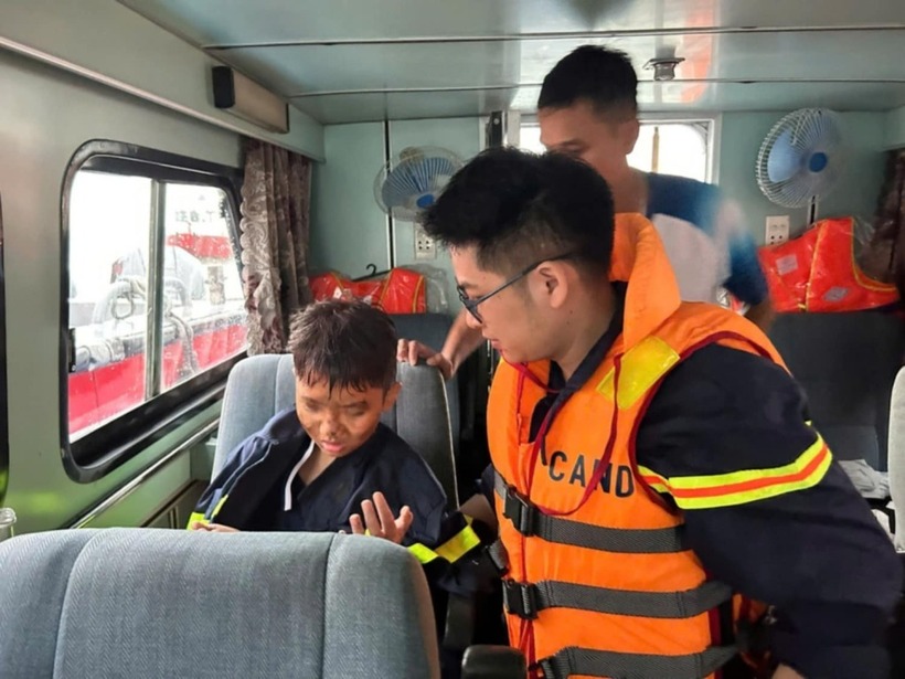 Cháu bé 14 tuổi sống sót sau vụ lật tàu. (Ảnh: Công an tỉnh Quảng Ninh)