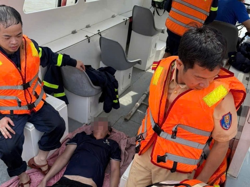 Nam thanh niên được giải cứu. Ảnh: Tiền Phong.