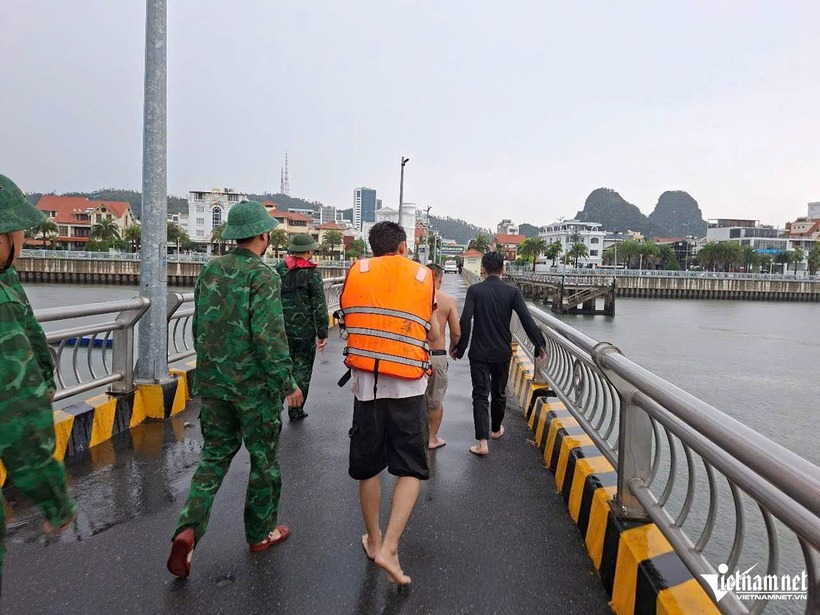 Các hành khách, thuyền viên được đưa về đất liền để chăm sóc. (Ảnh: VietnamNet)