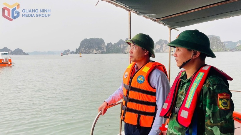Ông Phạm Đức Ấn, Phó Bí thư Tỉnh ủy, Chủ tịch UBND tỉnh, có mặt tại hiện trường để chỉ đạo trực tiếp công tác cứu hộ, đảm bảo an toàn cho du khách và thuyền viên. (Ảnh: Báo Quảng Ninh)