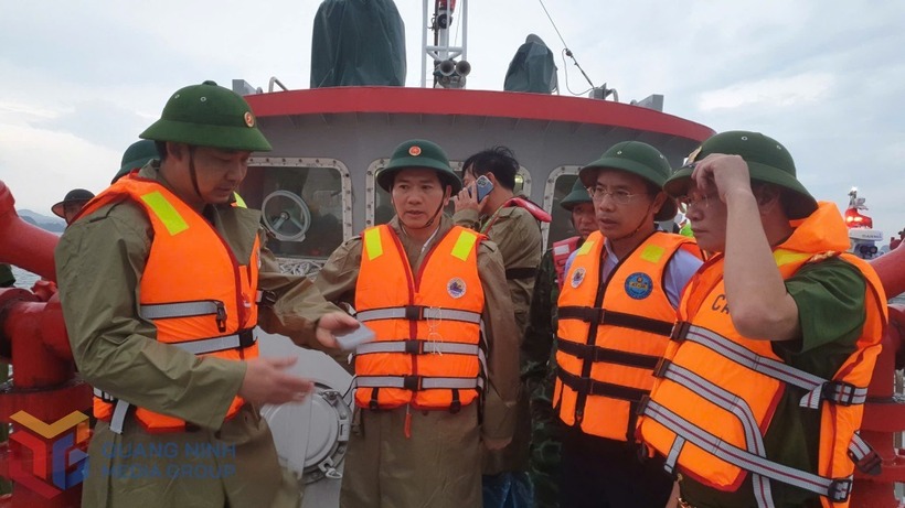 Phó Bí thư Tỉnh ủy Vũ Quyết Tiến trực tiếp chỉ đạo công tác cứu hộ người gặp nạn. (Ảnh: Báo Quảng Ninh)