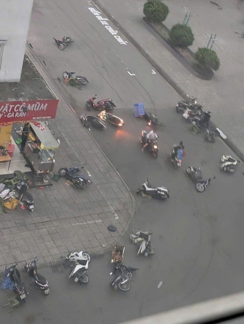 Nhiều xe máy bị gió lớn quật ngã. Ảnh: Dân Việt.