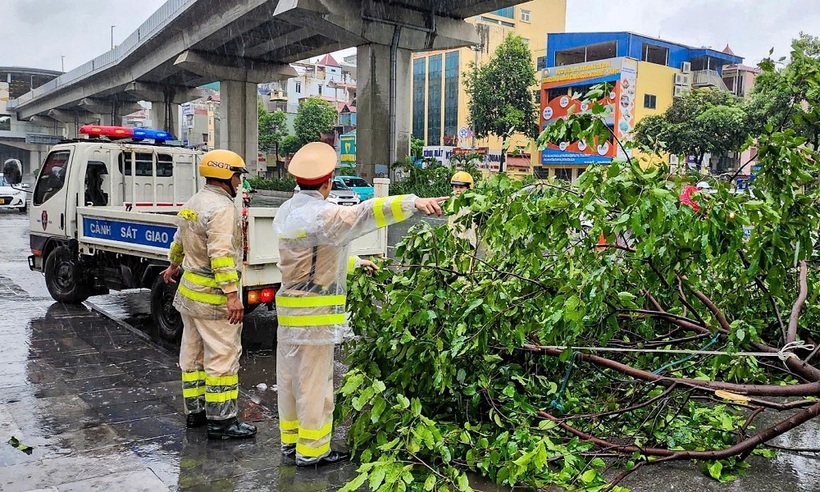 Mưa to kèm theo gió giật mạnh, tiềm ẩn nhiều nguy cơ mất an toàn cho người tham gia giao thông.