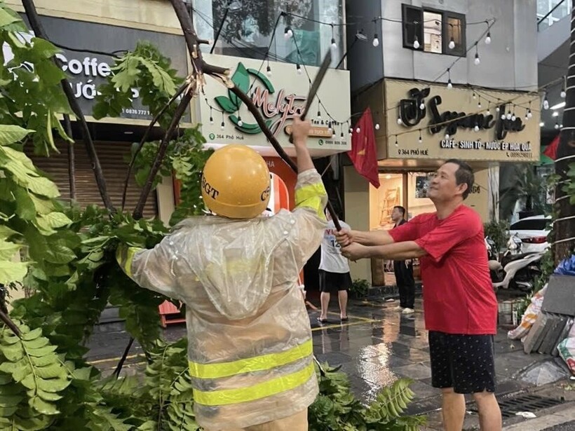 CSGT cùng người dân khắc phục thiệt hại sau mưa giông.