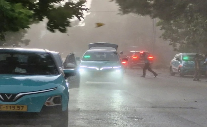 Đường phố Hà Nội mù mịt chiều 19/7. (Ảnh: Tuổi trẻ)