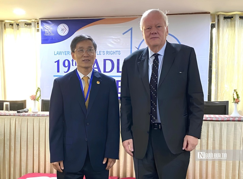 Chủ tịch Hội Luật gia Việt Nam Nguyễn Khánh Ngọc và ông Jan Fermon - Tổng Thư ký Hội Luật gia Dân chủ quốc tế.