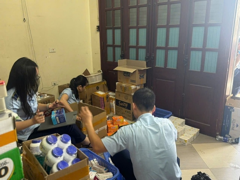 Lực lượng chức năng phát hiện 7 nhóm sản phẩm có dấu hiệu là hàng giả. Ảnh: Tiền Phong