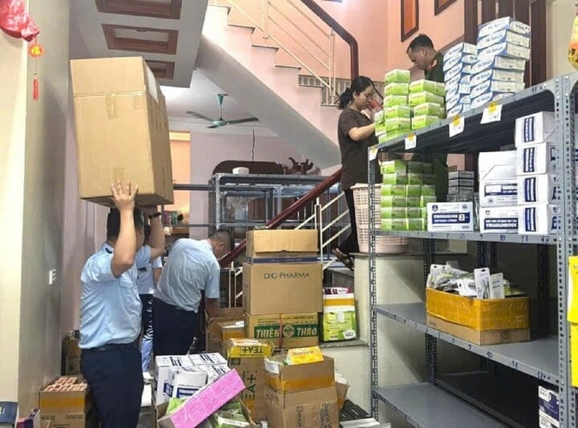 Lực lượng chức năng kiểm tra tại kho hàng. Ảnh: Dân Việt