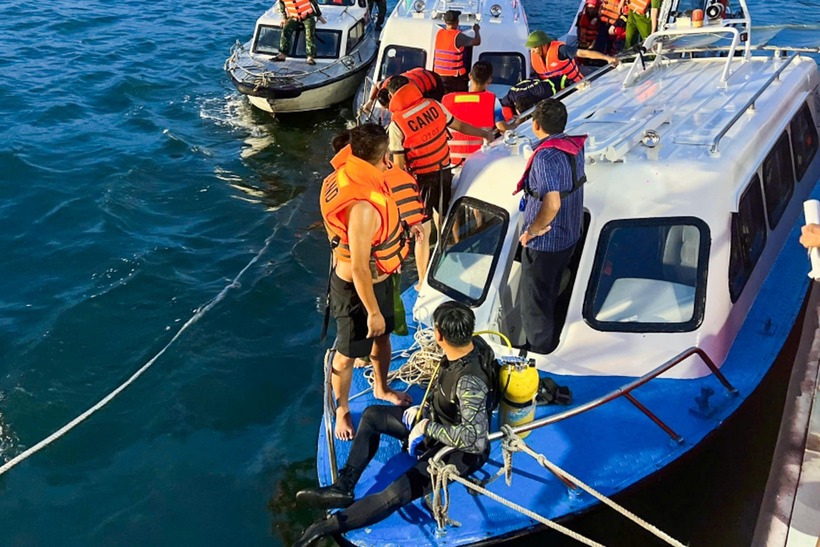 Người nhái đến hiện trường tiếp cận thân tàu