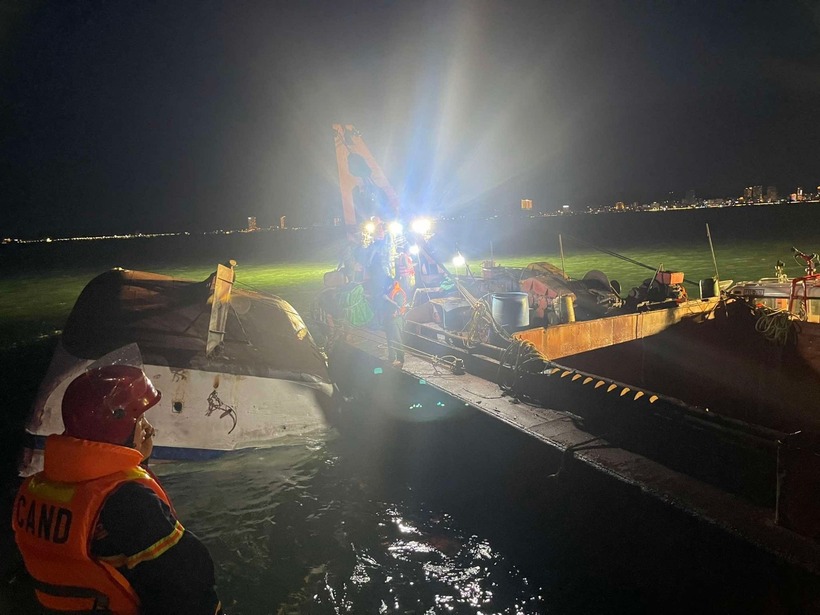 Tối 19/7, công tác tìm kiếm, cứu nạn tàu QN 7105 vẫn được tiếp tục.