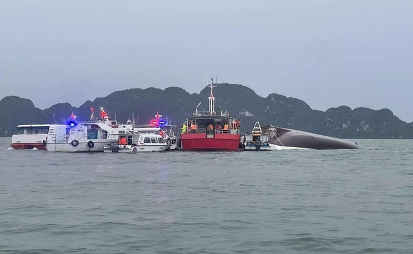 Hiện trường vụ lật tàu. (Ảnh: VietnamNet)