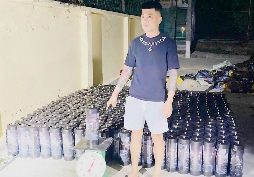 Trần A Trình cùng tang vật bị thu giữ (Ảnh: Đồn Biên phòng Cửa khẩu Hoành Mô).