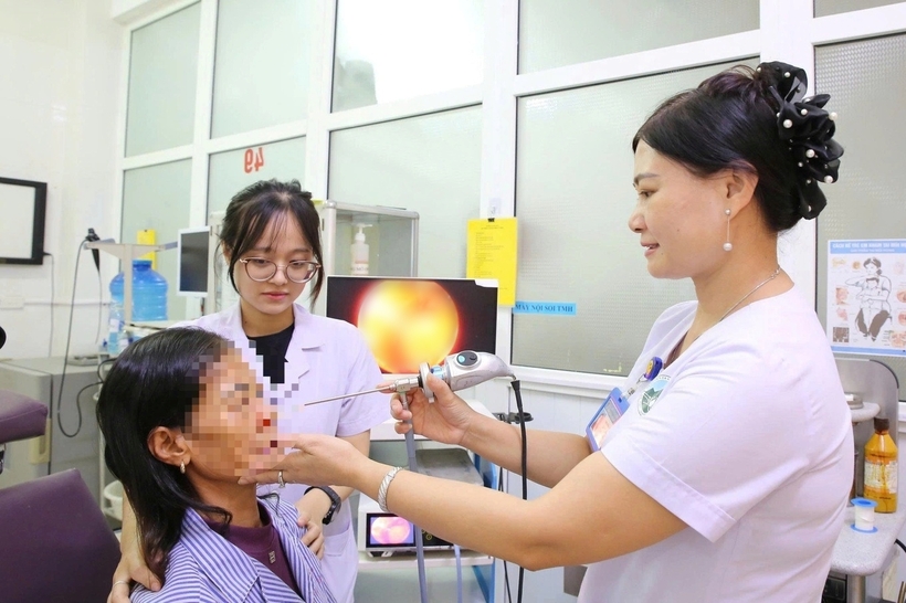 Bác sĩ phẫu thuật nội soi cho người bệnh. Ảnh: Dân Trí