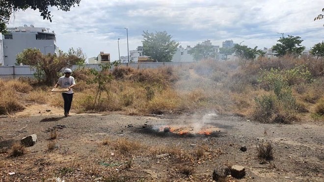 Lực lượng chức năng phường Nha Trang tiến hành tiêu hủy búp bê tình dục bị vứt ra bãi đất trống khiến nhiều người đồn đoán là thi thể người. (Ảnh: Lao động)
