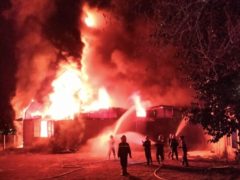 Lực lượng chức năng khống chế đám cháy