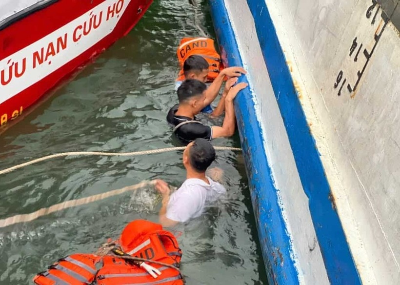 Thợ lặn tìm cách luồn dây vào tàu gặp nạn để có thể lật ngược tàu, dễ dàng tìm kiếm nạn nhân. (Ảnh: Biên phòng Hòn Gai)