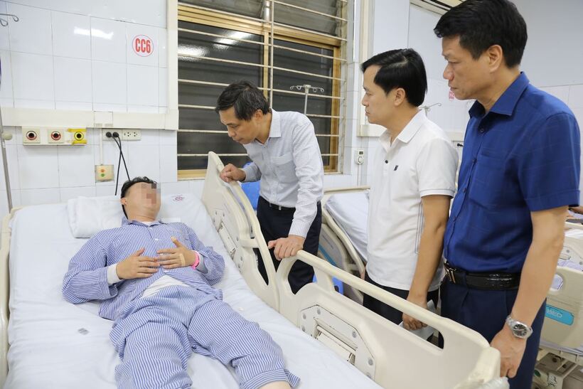 Lãnh đạo Bệnh viện Đa khoa tỉnh Quảng Ninh hỏi thăm, động viên các nạn nhân trong vụ lật tàu