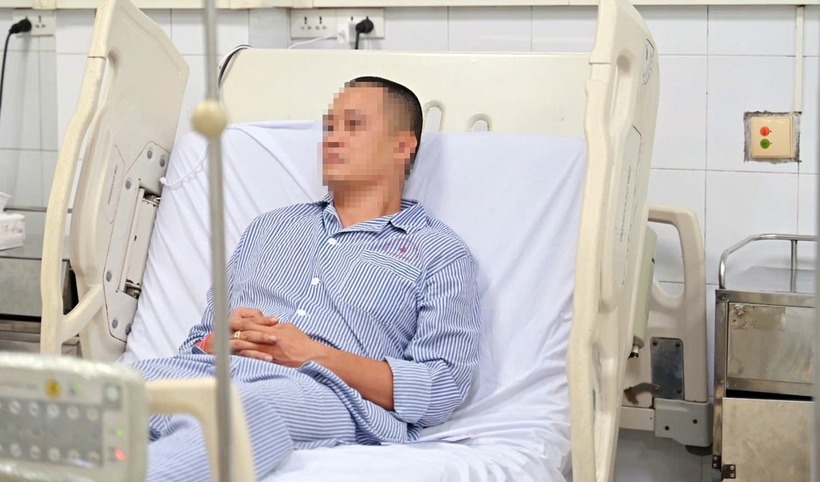 Anh Nguyễn Hồng Quân tại Bệnh viện Đa khoa tỉnh Quảng Ninh. Ảnh: Tiền phong