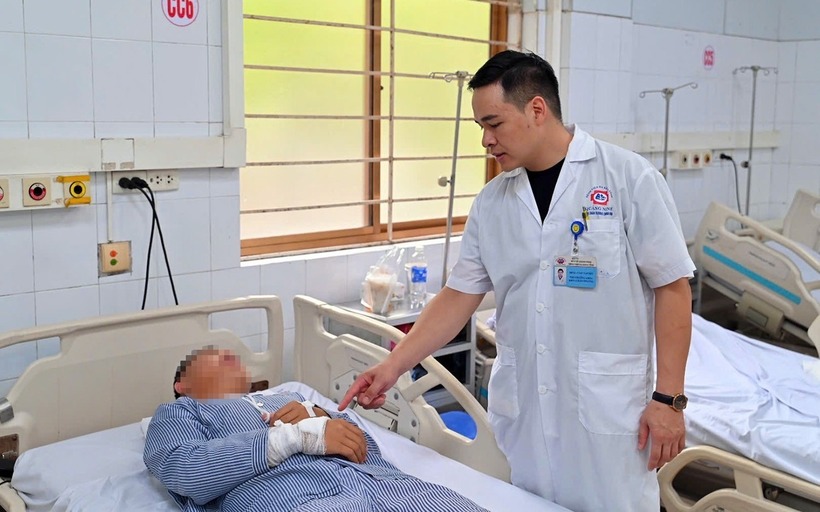 Bác sĩ Khoa Chấn thương chỉnh hình, Bệnh viện Đa khoa tỉnh Quảng Ninh thăm khám sức khỏe cho thuyền viên Vũ Anh Tú. Ảnh: Tiền phong