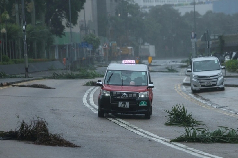 Một chiếc taxi chạy trên đường phố Hong Kong (Trung Quốc). Ảnh: Reuters