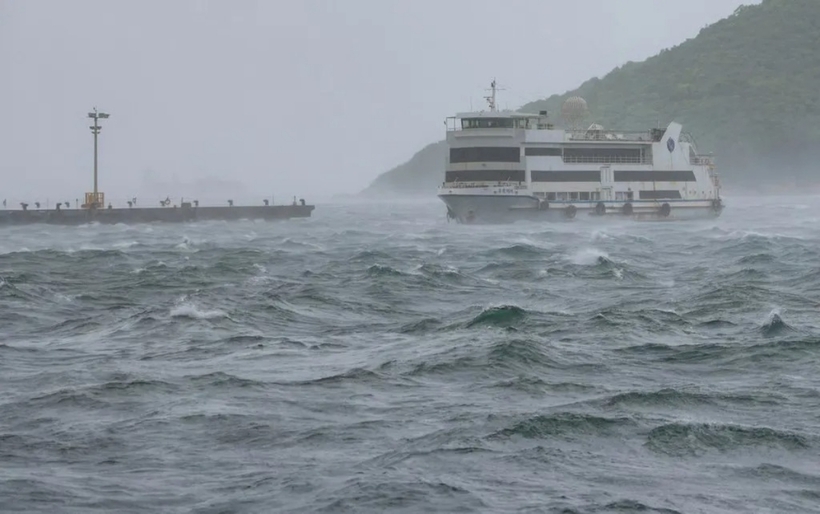 Chiếc du thuyền chưa được neo đậu bị gió mạnh thổi va vào bến tàu ở Kennedy Town (Hong Kong, Trung Quốc) sáng 20/7. Ảnh: Eugene Lee/SCMP