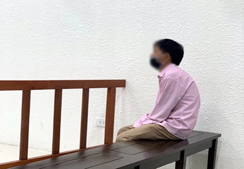 Ông N.V.B. ngồi lặng lẽ một góc tại tòa. (Ảnh: CAND)