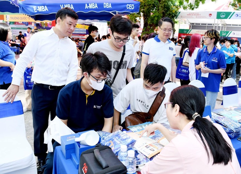 Năm 2025, Đại học Kinh tế quốc dân tuyển 8.200 sinh viên chính quy cho 73 ngành. Ảnh minh họa