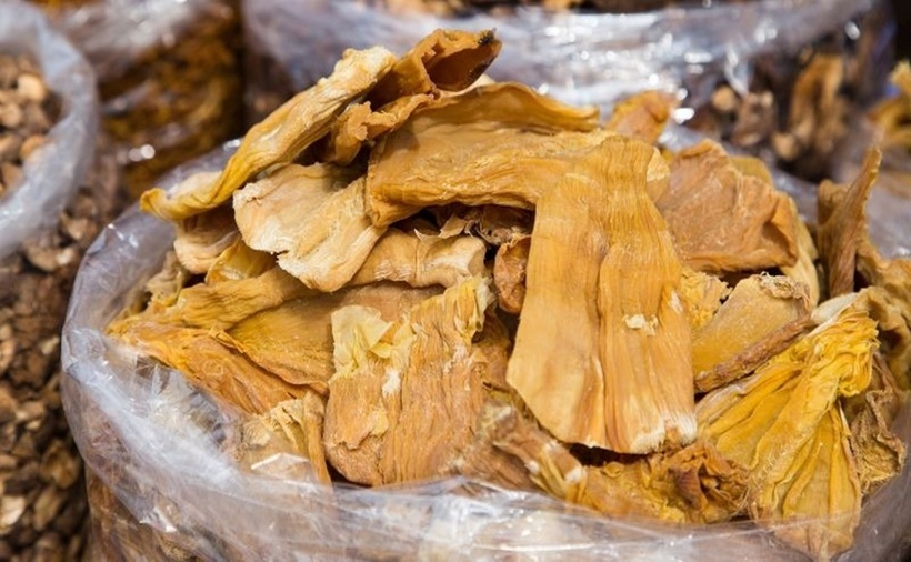 Ít ai ngờ rằng đằng sau từng sợi măng khô thơm ngon là lượng cyanide có thể gây hại cho sức khỏe nếu không được ngâm và luộc kỹ.